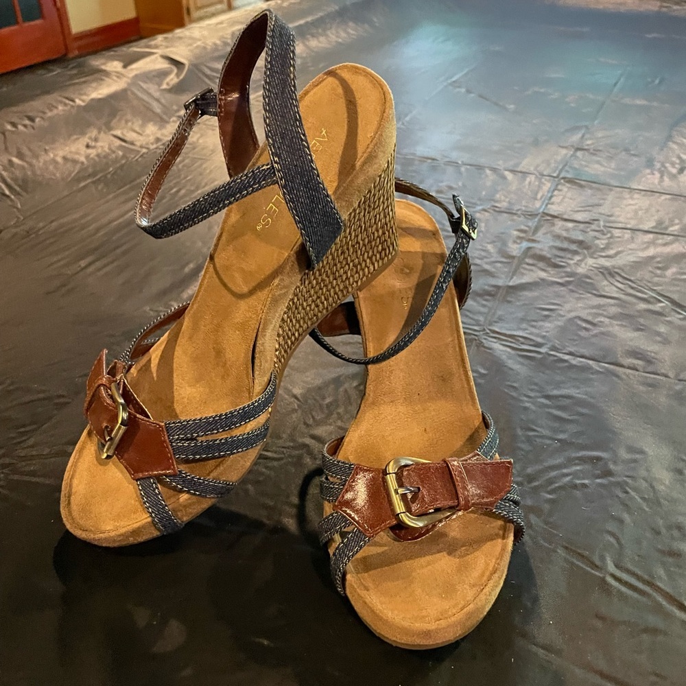 🔥SALE🔥 Tan and blue size 9 wedged heel sandal